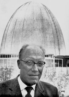 Heinz Maier-Leibnitz in front of the Atomic Egg
